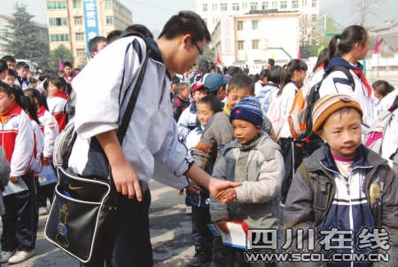 鼓励学生研究性学习理科生学哲学文科生学物理